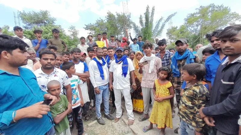 बहराइच : पोस्टमार्टम रिपोर्ट में फेरबदल को लेकर प्रदर्शन, नहीं किया अंतिम संस्कार