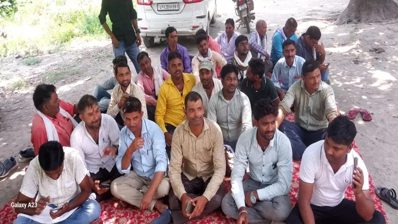 अयोध्या : 70 हजार के बकाए पर बिजली कनेक्शन काटने गए कर्मी से अभद्रता, संविदा कर्मियों ने दिया धरना