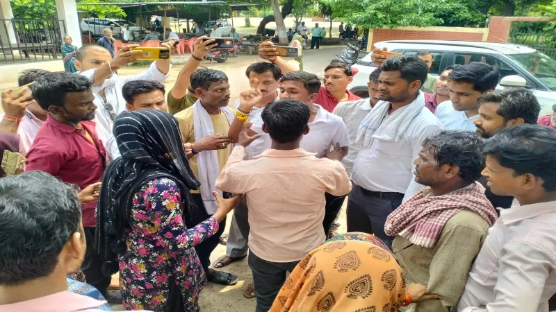हमीरपुर में कोर्ट मैरिज करने आए प्रेमी युगल को लेकर हुआ जबरदस्त हंगामा, कोतवाली ले गई पुलिस 