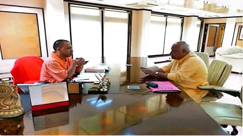 अयोध्या : सांसद ने सीएम योगी से की मुलाकात, भूमिहीन गरीबों के आवास की उठाई मांग  