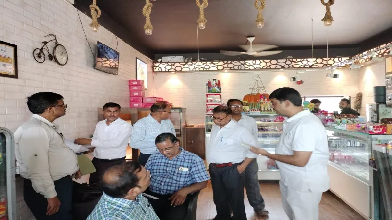 अयोध्या : बिना लाइसेंस चल रही बेकरी सीज