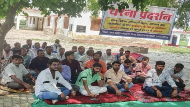 प्रतापगढ़ : बीडीओ का हो तबादला, नहीं तो कर्मचारियों का हो सामूहिक स्थानांतरण 