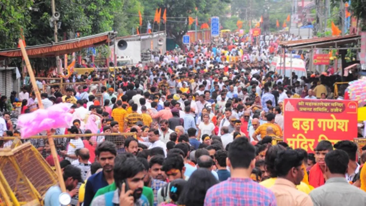 उज्जैन में सोमवती अमावस्या पर महाकालेश्वर मंदिर में दर्शनार्थियों की भारी भीड़ 