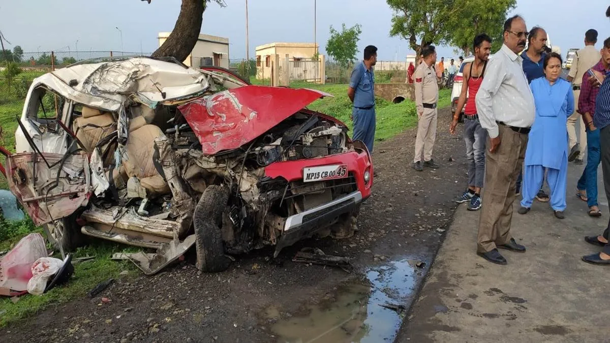 MP: ट्रक और कार में टक्कर, छह युवाओं की मौत, एक गंभीर, मृतकों की पहचान नहीं