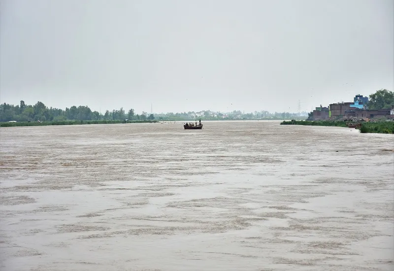 मुरादाबाद : चेतावनी स्तर छूने को बेताब रामगंगा नदी, जिला प्रशासन सतर्क