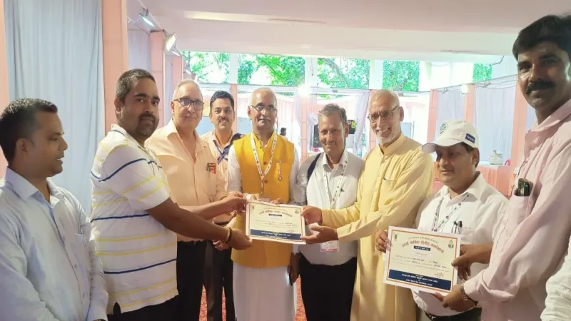 बहराइच के दो किसानों का वाराणसी में हुआ सम्मान, निदेशक ने दिया प्रमाण पत्र