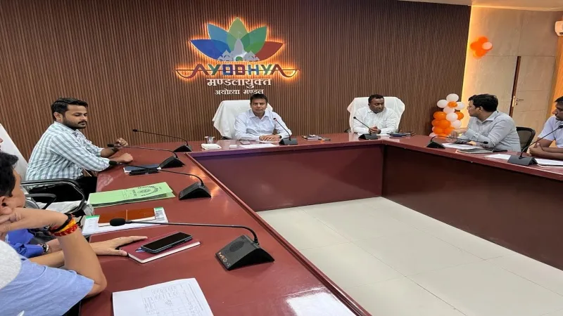 अयोध्या : मंडलायुक्त ने की समीक्षा बैठक, ध्वस्तीकरण को लेकर जेसीबी बढ़ाने के दिए निर्देश 