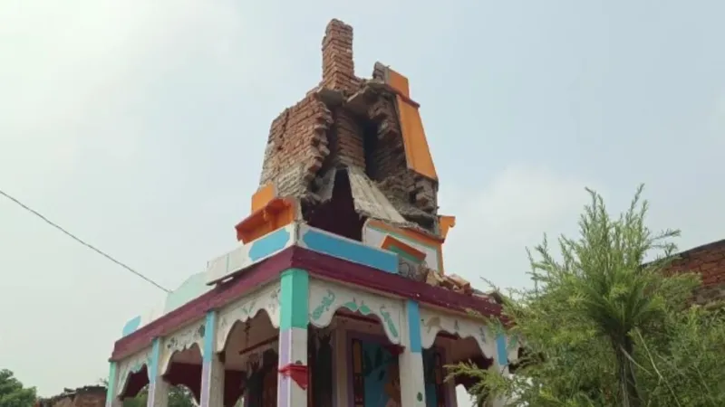 अमेठी में हनुमान मंदिर पर गिरी आकाशीय बिजली, परिसर क्षतिग्रस्त - प्रतिमाओं को कोई नुकसान नहीं 