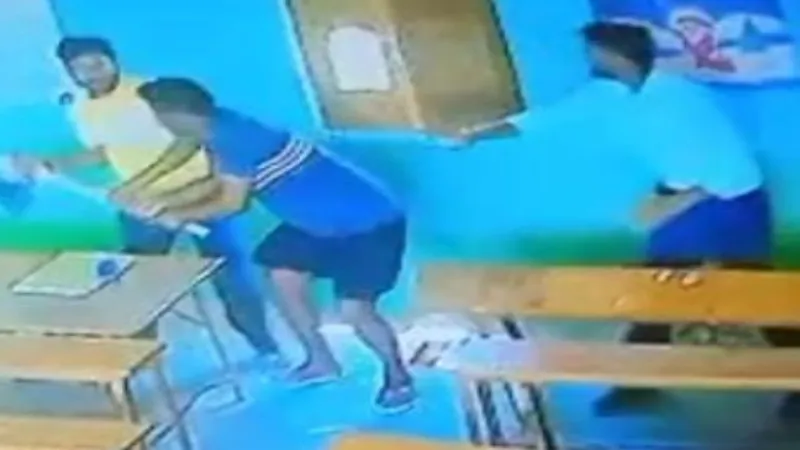 प्रयागराज : छात्र की पिटाई से नाराज अभिभावक ने शिक्षक पर फावड़े से किया वार  