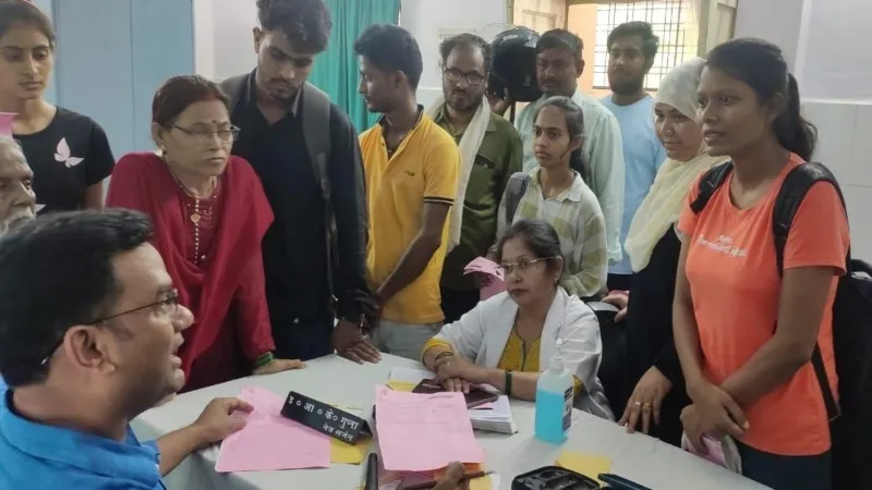 Conjunctivitis : प्रयागराज में 80 प्रतिशत लोग आई फ्लू से संक्रमित, OPD में लग रही मरीजों की भीड़