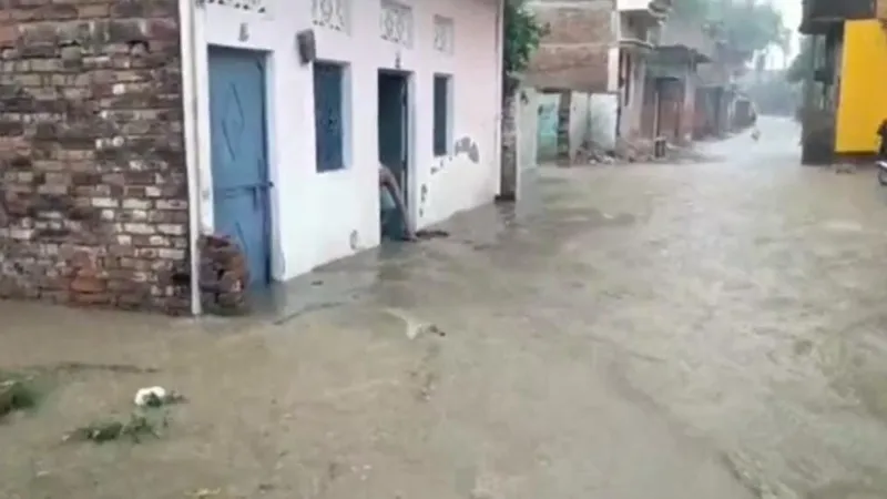 प्रयागराज : बारिश ने बढ़ाई लोगों की मुश्किलें, घरों में घुसा पानी