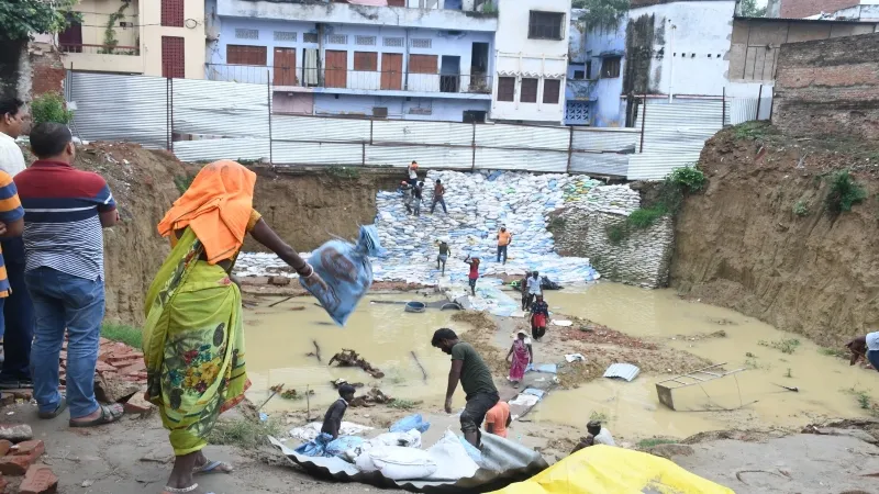 लखनऊ : बालू से भरी बोरियां लगाकर रोकी कटान, भरा गड्ढा 