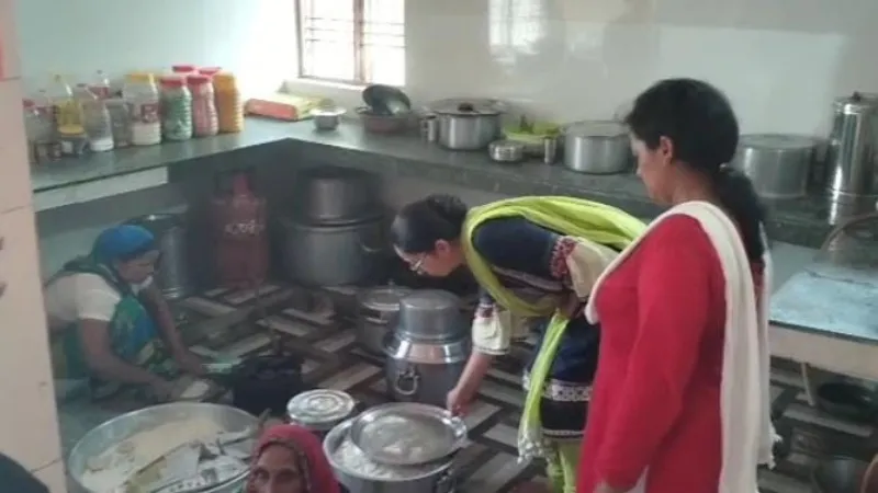 हरदोई : गंदगी मिलने पर सीडीओ ने वार्डन को फटकारा, कस्तूरबा विद्यालय का किया निरीक्षण 