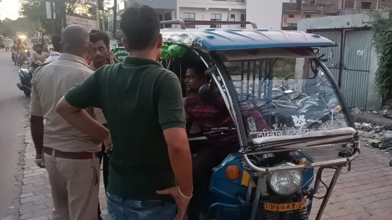 बहराइच : गहने से भरा पर्स लेकर फरार हुआ ई रिक्शा चालक
