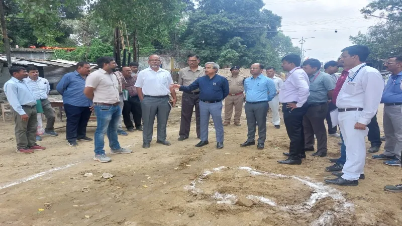 प्रयागराज : रेलवे महाप्रबंधक ने निरंजन पुल के निर्माण कार्य का किया निरीक्षण