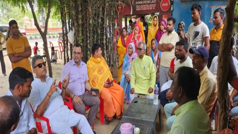 अयोध्या : गुप्तारघाट से हटाए जा रहे दुकानदारों के लिए देवदूत बने नगर विधायक 