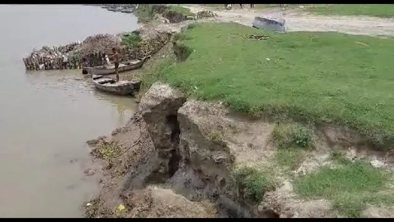 उन्नाव में गंगा का जलस्तर घटने-बढ़ने से कटरी वासियों में बढ़ा डर, आबादी के पास तक हुई कटान 