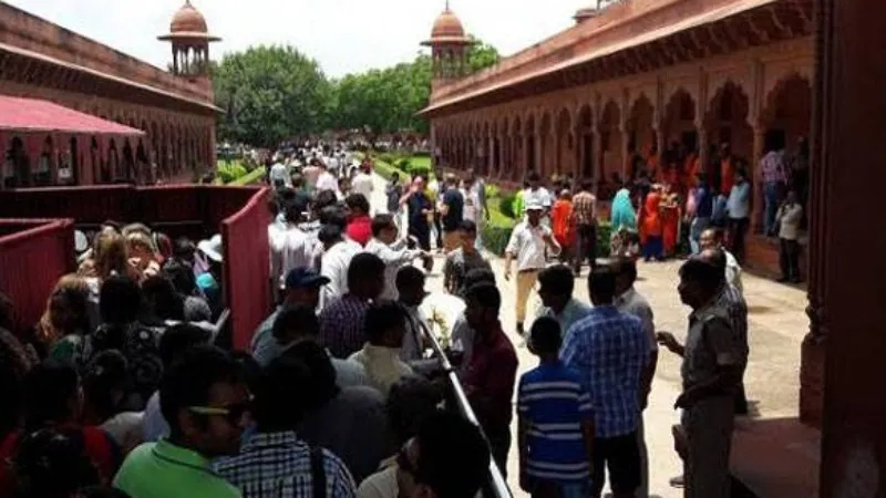 आगरा : बदइंतजामी का खामियाजा भुगत रहे ताजमहल आने वाले पर्यटक, टिकट के लिए होती है मारामारी  