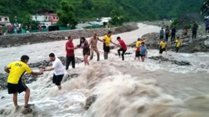 New Tehri: सीतापुर में बरसाती नाले में फंसे पर्यटकों को सुरक्षित निकाला गया 