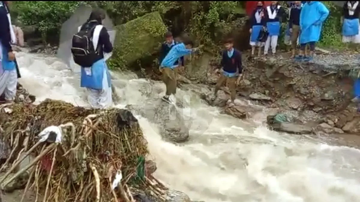 बागेश्वर: जान हथेली पर रखकर उफनते नाला पार कर रहे स्कूली बच्चे 