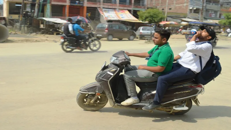 सड़क सुरक्षा पखवाड़ा : नियमों का पढ़ाया जा रहा पाठ, फिर भी सड़कों पर दिखा रहे ठाट 