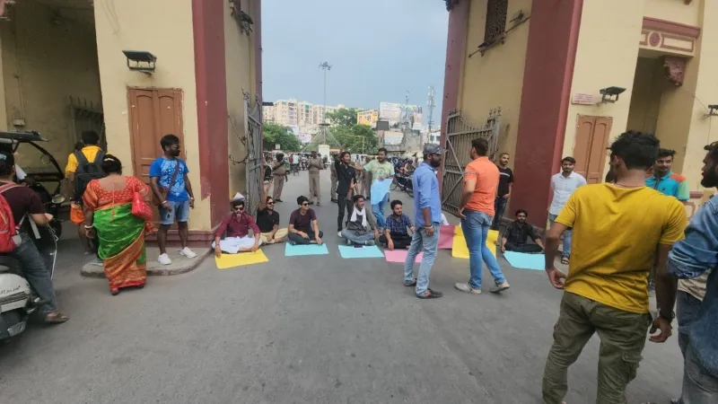 वाराणसी : बीएचयू के छात्रों ने किया प्रदर्शन, महिला प्रोफेसर पर लगाए कई आरोप 