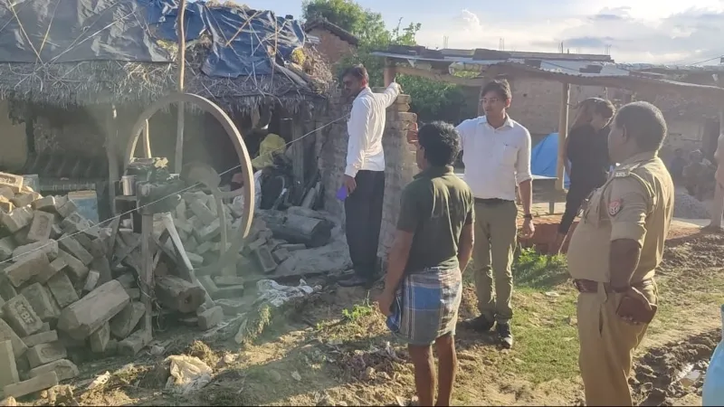 बहराइच में शिकायतकर्ता की दीवार को ही नायब तहसीलदार ने गिरवाया  