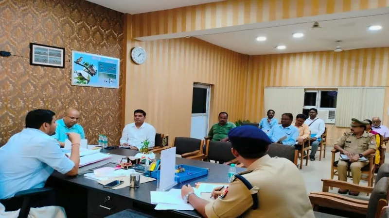 बाराबंकी : ड्रग पेडलर्स को लेकर डीएम सख्त, बोले - रणनीति बनाकर करें सख्त कार्रवाई