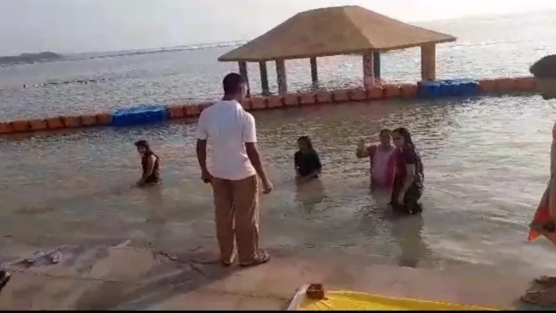 प्रयागराज में अरैल पक्के घाट पर अश्लीलता देख भड़के पुरोहित, हंगामा