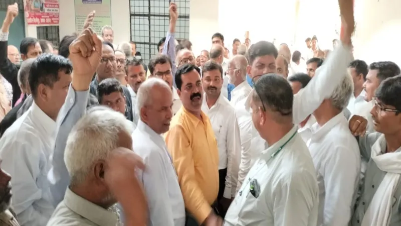 अयोध्या : अधिवक्ताओं की कलम बंद हड़ताल जारी, तहसील में कामकाज ठप