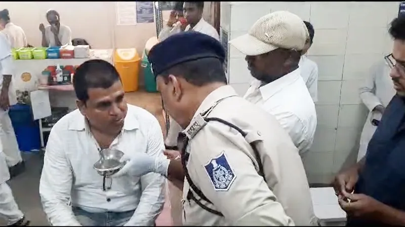 घूस लेते रंगे हाथ पकड़ा गया शख्स तो चबा गया 5 हजार रुपये, अस्पताल में उगले