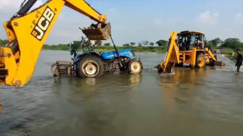 हमीरपुर : विरमा नदी में बहा ट्रैक्टर, किसान ने कूदकर जान बचाई