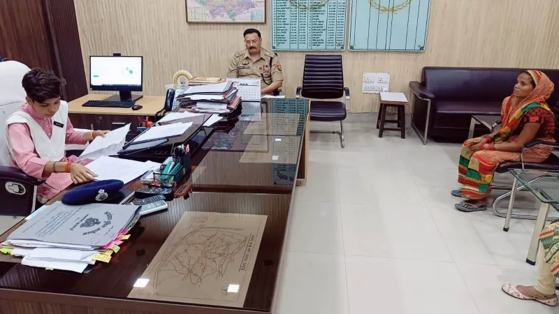 हरदोई में एक दिन के लिए SP बनी छात्रा, सुनीं समस्याएं  