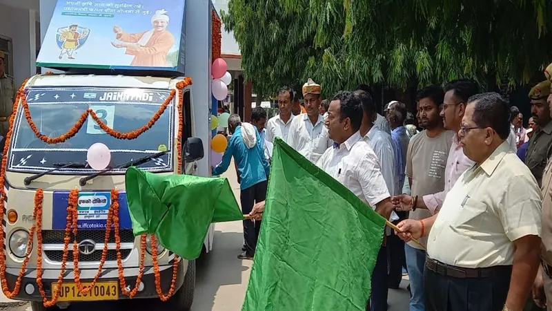 अयोध्या: फसल बीमा योजना के प्रति किसानों को जागरूक करने को निकला प्रचार वाहन