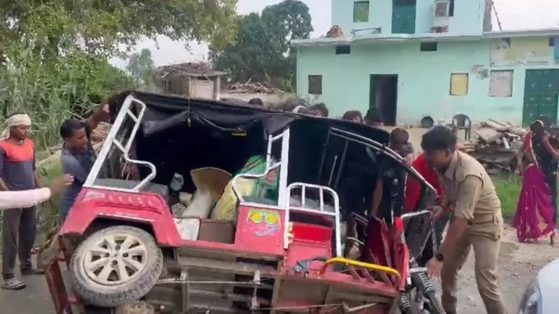 प्रयागराज : कांस्टेबल ने पेश की मानवता की मिसाल, दुर्घटना में महिला को बचाया 