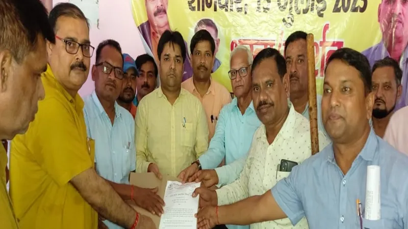 बहराइच डीआईओएस कार्यालय पर मांगों को लेकर शिक्षकों ने दिया धरना