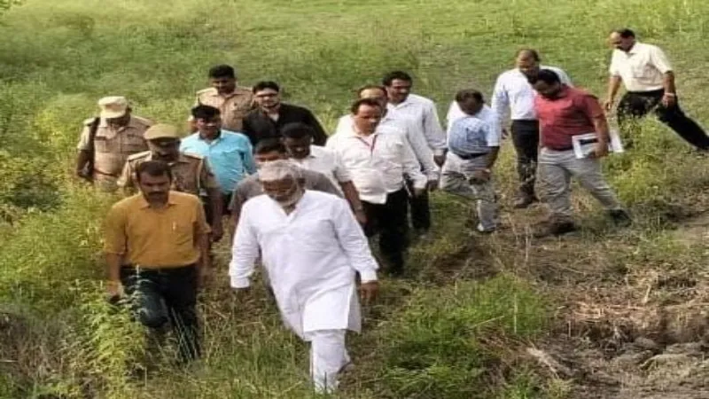 गोंडा : अचानक गाड़ी से उतरकर खेत के रास्ते ड्रेन का निरीक्षण करने पहुंचे सिंचाई मंत्री