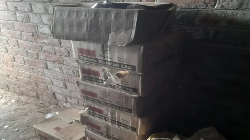 हमीरपुर : सरकारी ठेके से नकली शराब की हो रही बिक्री का भांडा फोड़