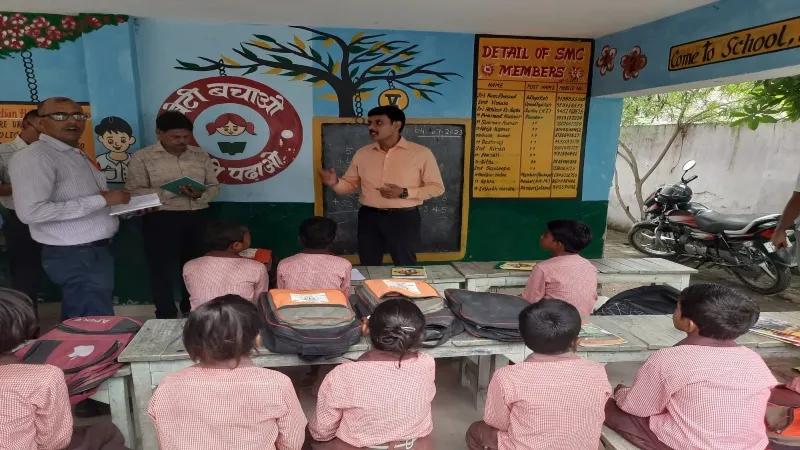 सरकार की मंशानुरूप विद्यालयों में हो पढ़ाई : डीएम