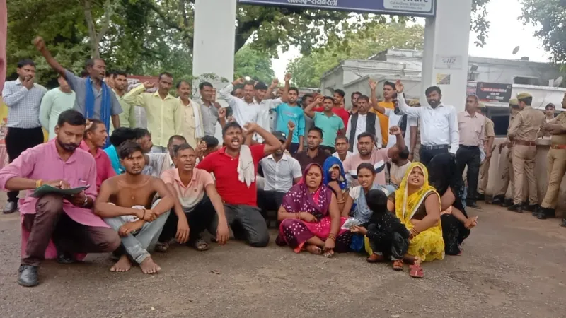 रायबरेली में सिपाहियों पर पीड़ित को थाने में बंद कर पीटने का आरोप, नाराज ग्रामीणों का प्रदर्शन 