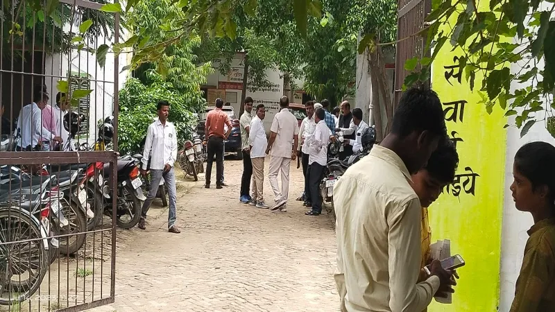 अयोध्या के स्कूलों में सन्नाटा, बीईओ दफ्तर गुलजार 