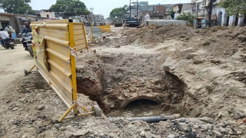 अयोध्या : सीवर ब्लाकिंग के लिए रामपथ पर 5 वीं बार खोदाई, पहले से भी बुरी स्थिति