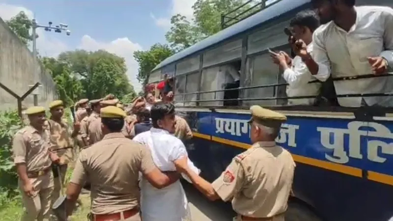प्रयागराज : छात्र नेता से मिलने जेल पहुंचे सपा नेता गिरफ्तार, किया प्रदर्शन और हंगामा 