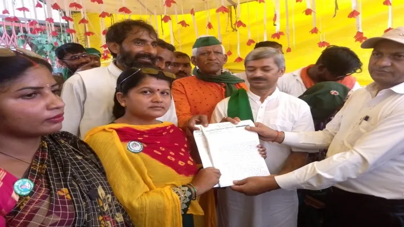 प्रयागराज : जयंतीपुर में पुलिस प्रशासन के खिलाफ भाकियू (भानु) ने किया धरना प्रदर्शन 