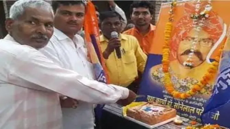 प्रयागराज : अपना दल कार्यकर्ताओं ने केक काटकर सोनेलाल पटेल की मनाई जयंती