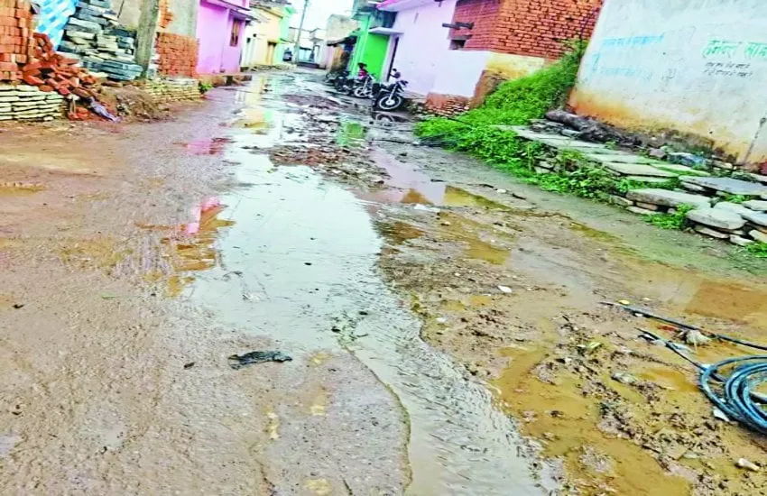 शांतिपुरी में जलभराव से हो रही ग्रामीणों की फजीहत