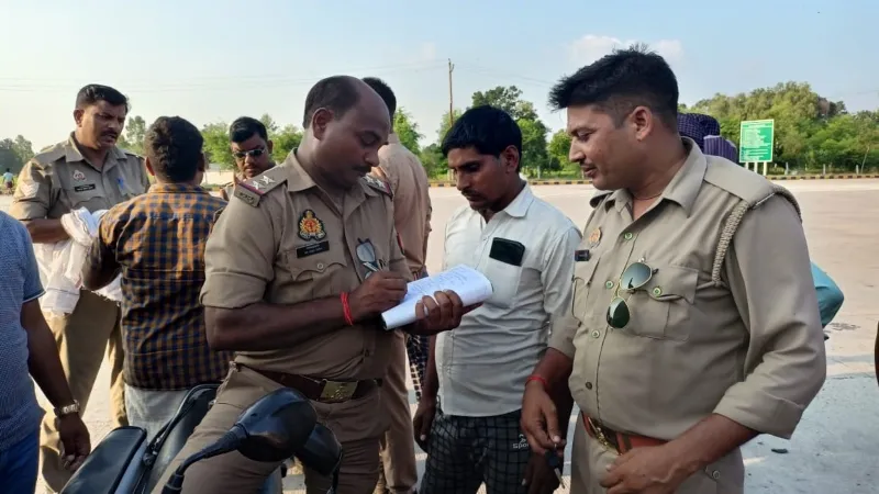 बाराबंकी : राजस्थान जा रहे दो भाइयों को टोल प्लाजा कर्मियों ने पीटा