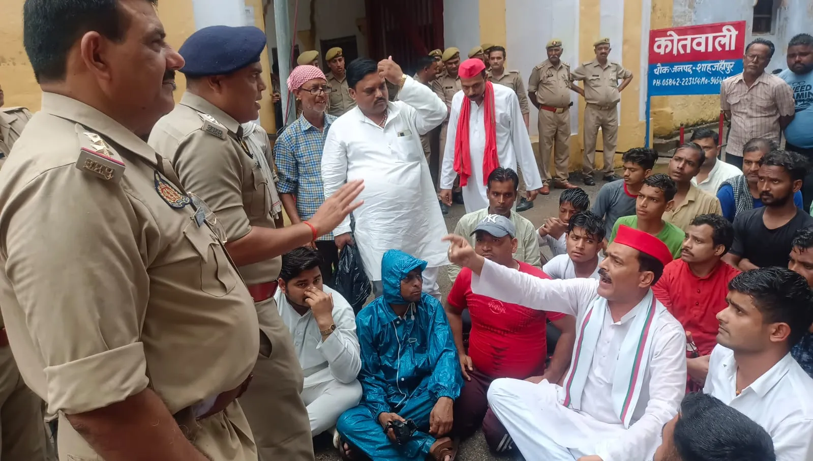 शाहजहांपुर: पूर्व सभासद को जेल भेजने पर सपा जिलाध्यक्ष ने समर्थकों के साथ घेरी कोतवाली, धरने पर बैठे 