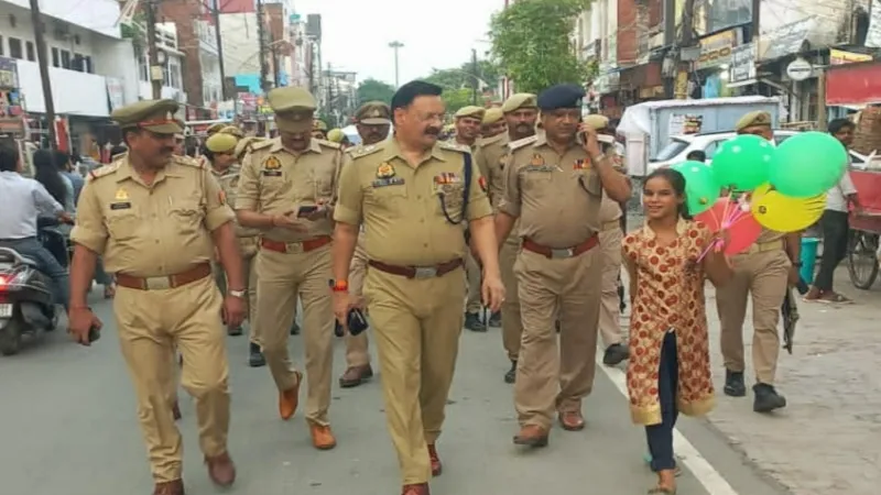 बच्ची से सारे गुब्बारे खरीद कर बोले एसपी हरदोई ...कम खाओ लेकिन स्कूल जाओ