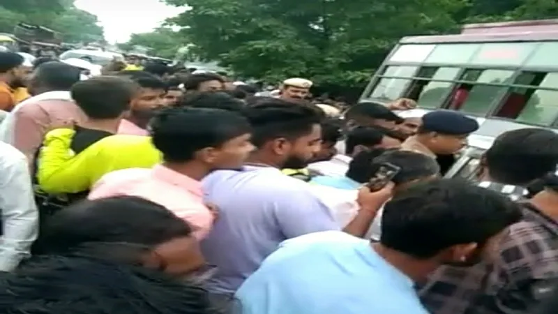 हरदोई : ब्रेक फेल होने से बेकाबू हुई बस,वैन और बाइक में मारी टक्कर - एक की मौत